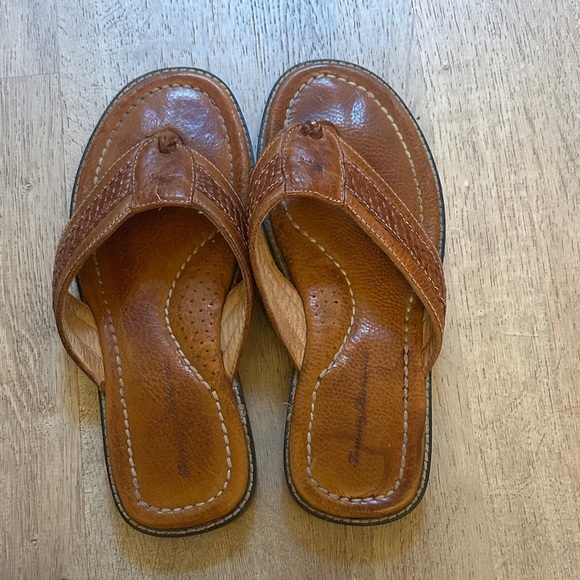 Brown Leather Men's Tommy Bahama flip flops - Picture 1 of 4
